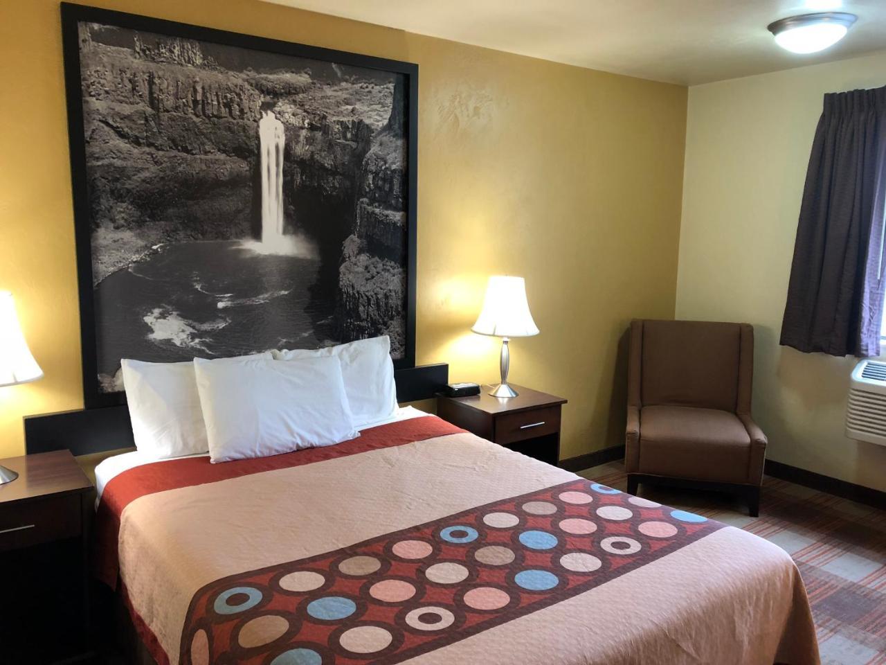 Super 8 By Wyndham Kennewick Motel Exterior photo